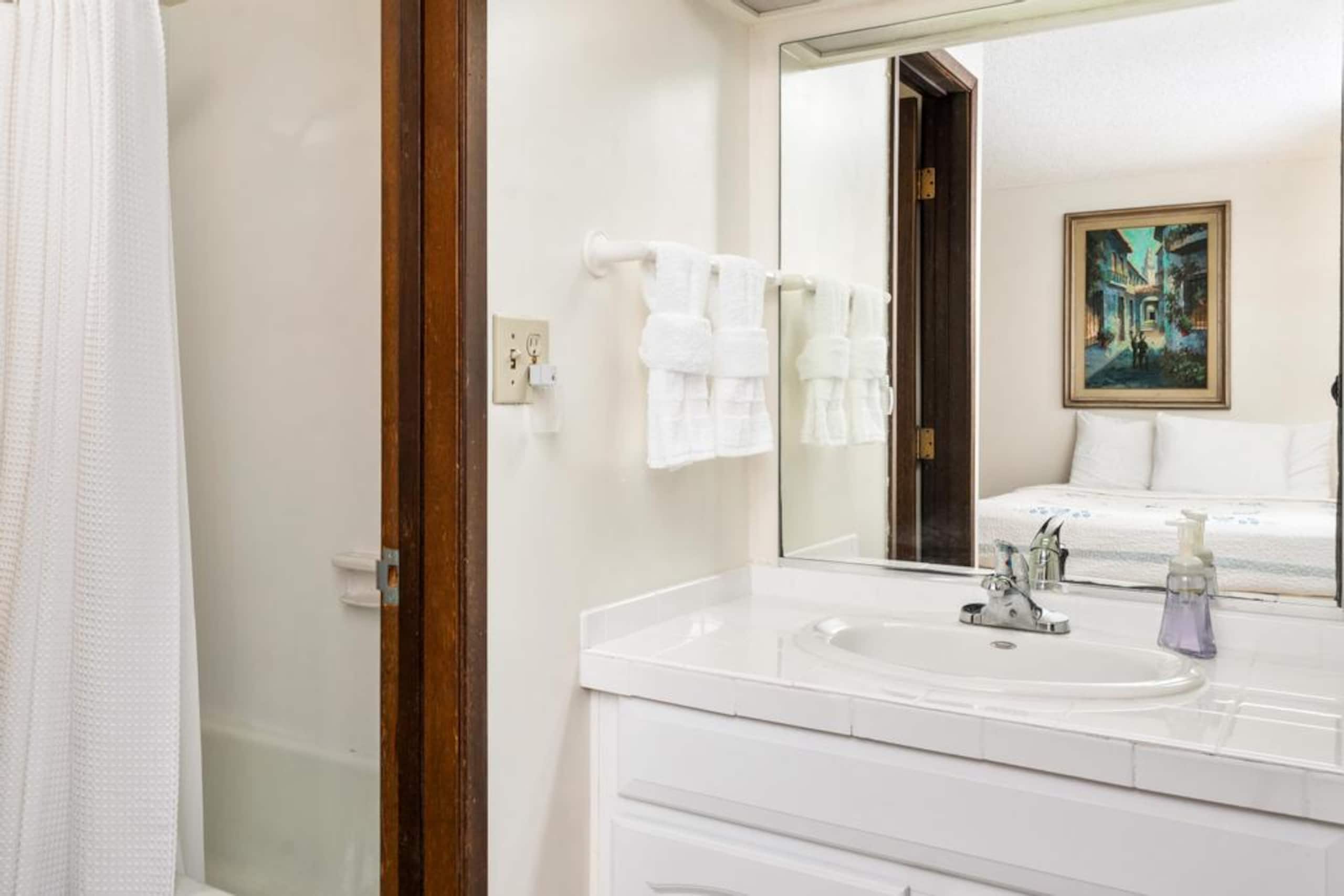 Condo in Kailua-Kona · ★4.38 · 2 bedrooms · 2 beds · 2 shared baths - Image 31