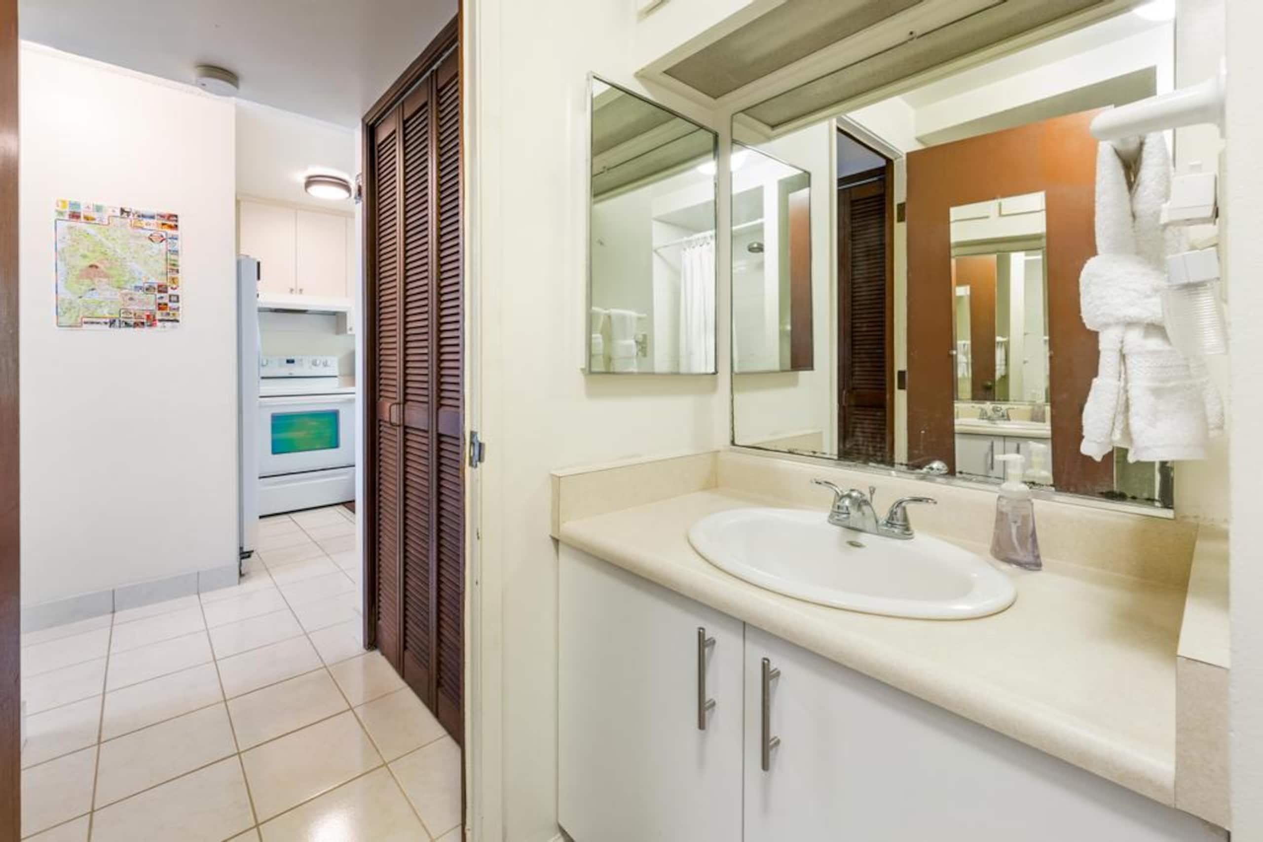 Condo in Kailua-Kona · ★4.38 · 2 bedrooms · 2 beds · 2 shared baths - Image 22