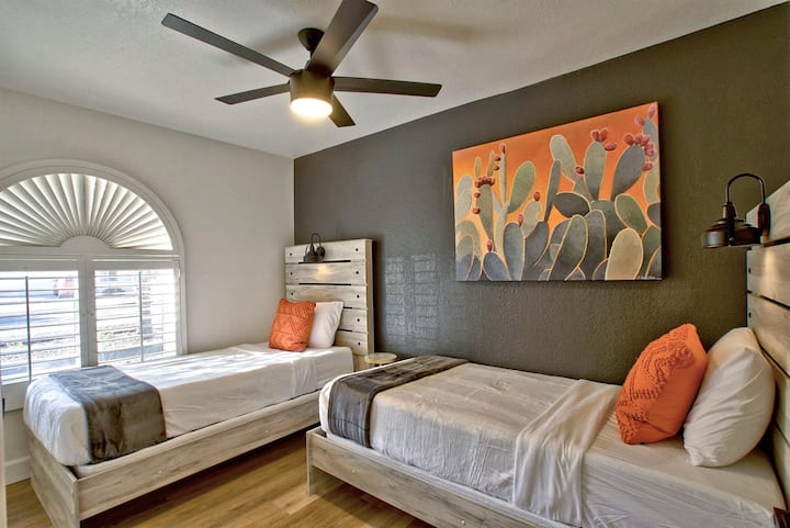 Cuarto dormitorio con dos camas individuales.