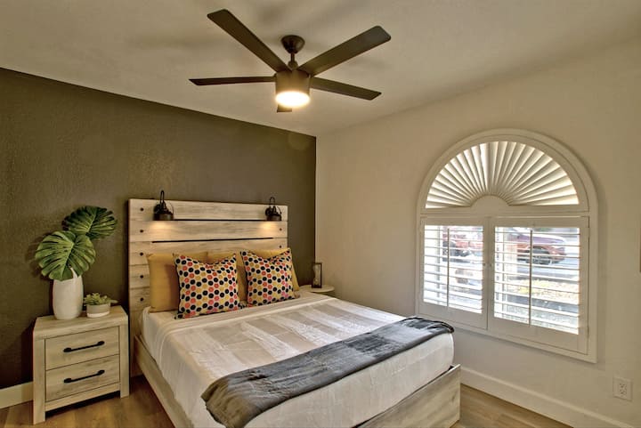 Tercer dormitorio: cama tamaño queen con dos mesitas de noche y lámparas de estilo industrial.