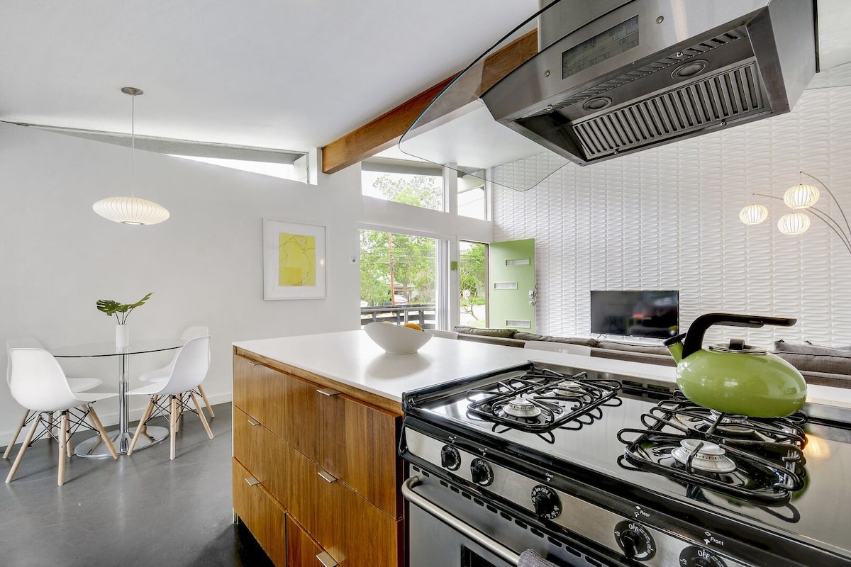 The Verde | Chic SoCo Retreat + Pet Friendly