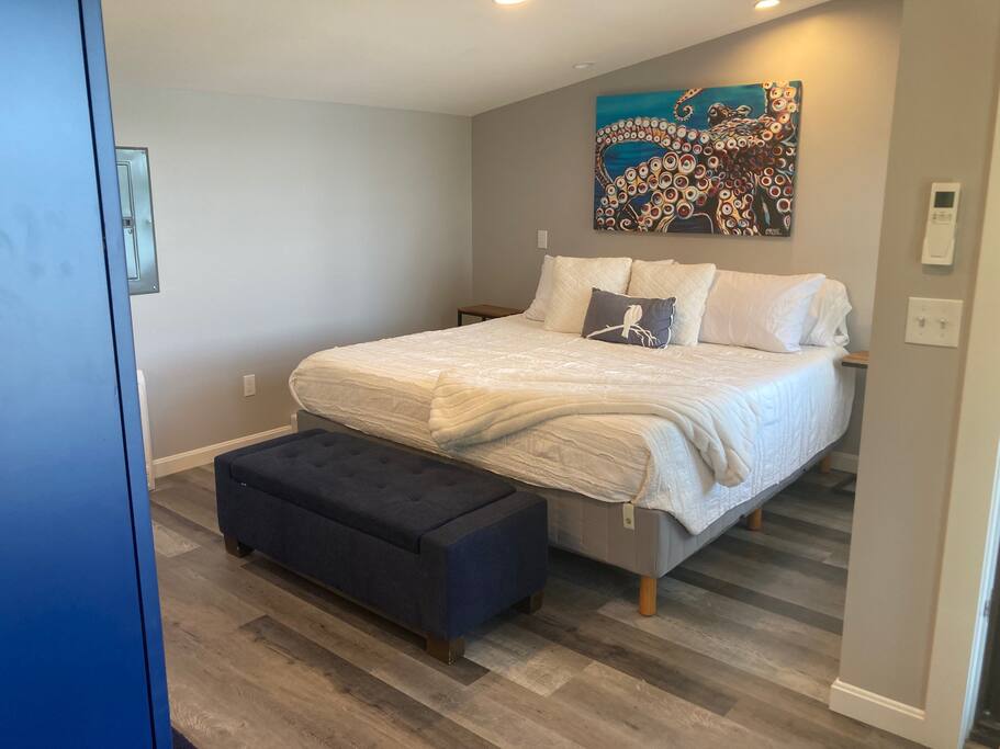 Úplne nová, veľmi pohodlná manželská posteľ a luxusná posteľná bielizeň a vankúše.