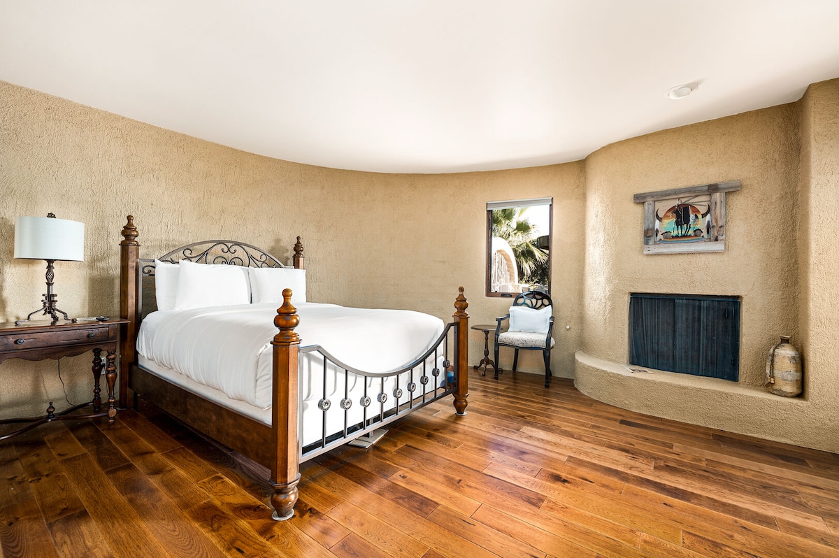 Spálňa tri s manželskou posteľou a krbom