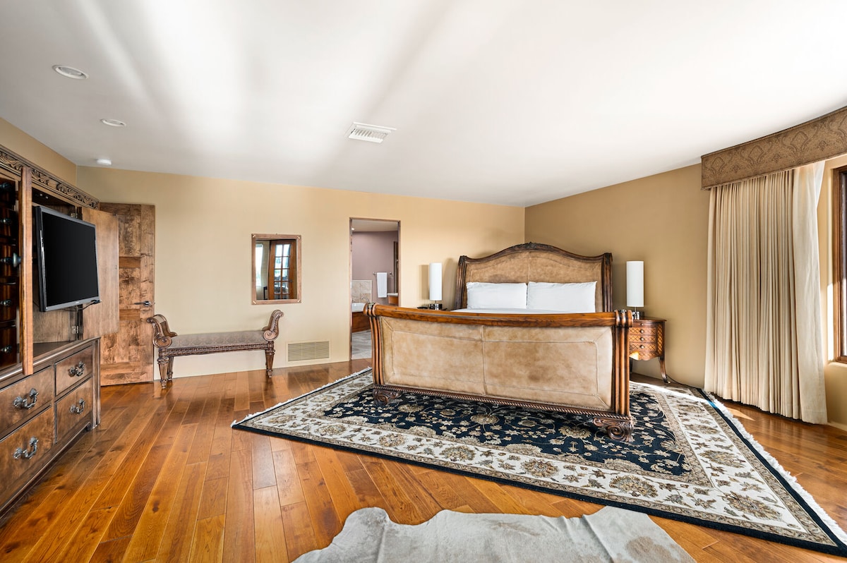 Veľká hlavná suita s manželskou posteľou King a TV