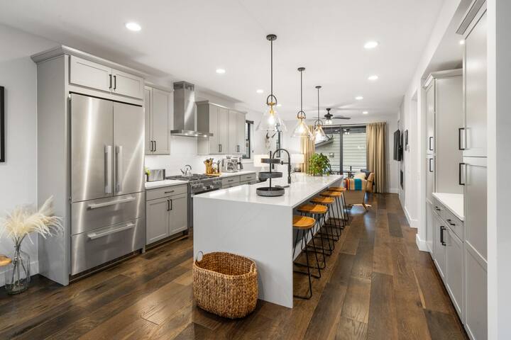 Casa Opa – Immaculate luxury townhome just a few b gallery image 5