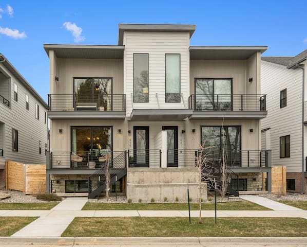 Casa Opa – Immaculate luxury townhome just a few b gallery image 2