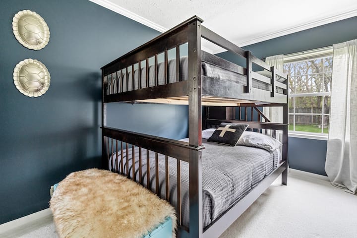 Spálňa 3 má poschodovú posteľ v plnej veľkosti a rozkladaciu posteľ pre dve osoby.