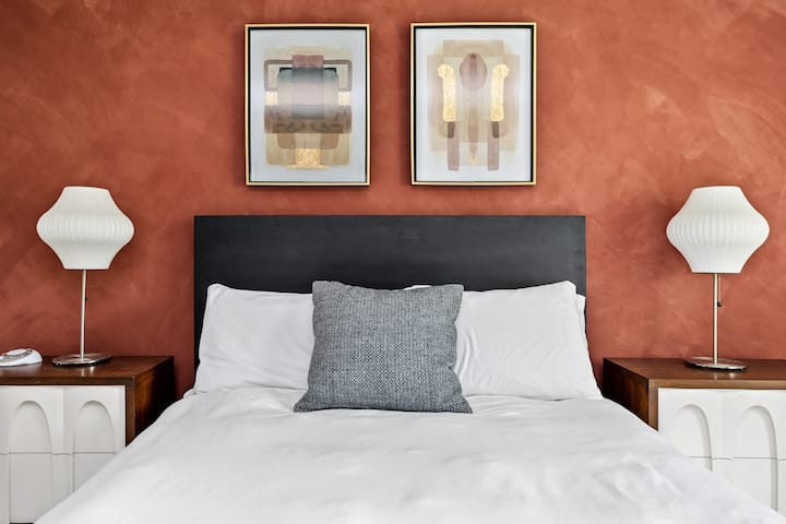 Spálňa 2 má manželskú posteľ.