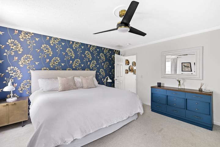 Primárna spálňa má manželskú posteľ.