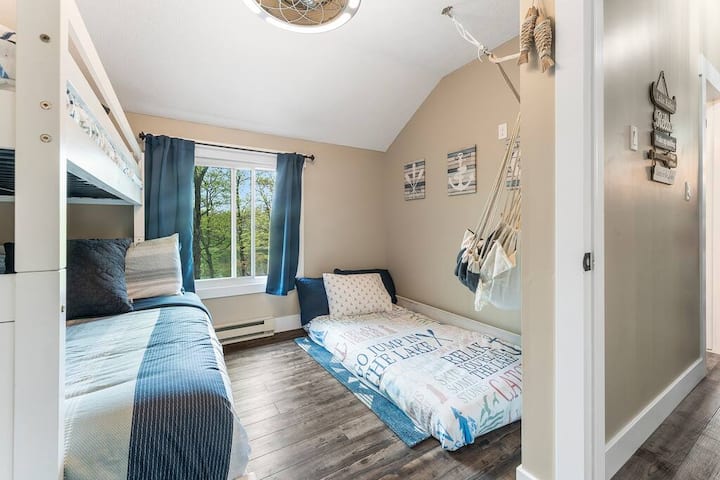 Drift off to sleep in the Blue Canoe bunk room!

Family friendly, the kids will love the lakefront views!