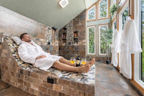 Poconos - Blue Canoe Lakefront Retreat w/Spa Room