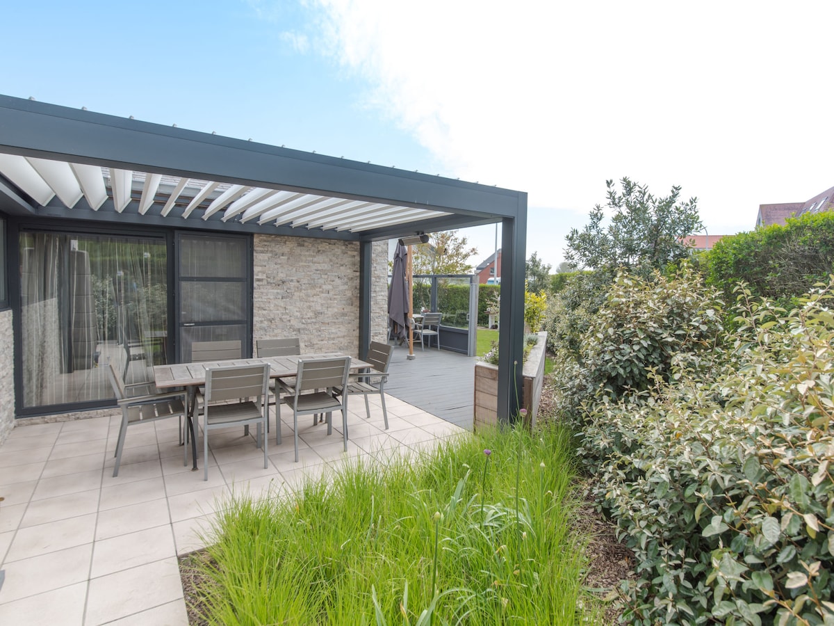 Top Airbnb: Klemskerkestraat with terrace by Interhome in Bredene