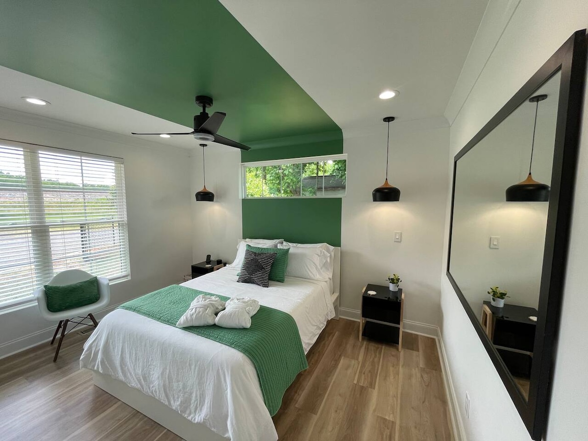 Kitanda aina ya Queen kilicho na matandiko ya kifahari na vitambaa vya kuogea, mashine ya sauti na chaja za simu zisizo na waya