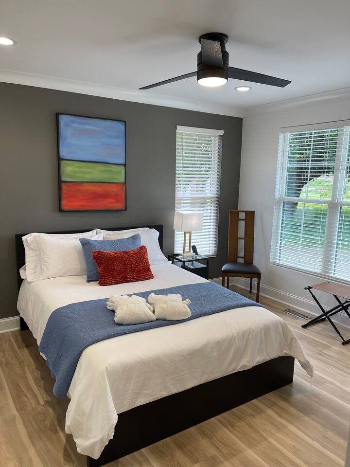 Kitanda cha malkia kilicho na mashuka ya kifahari na vitambaa vya kuogea, televisheni, chaja ya simu isiyo na waya na mashine ya sauti