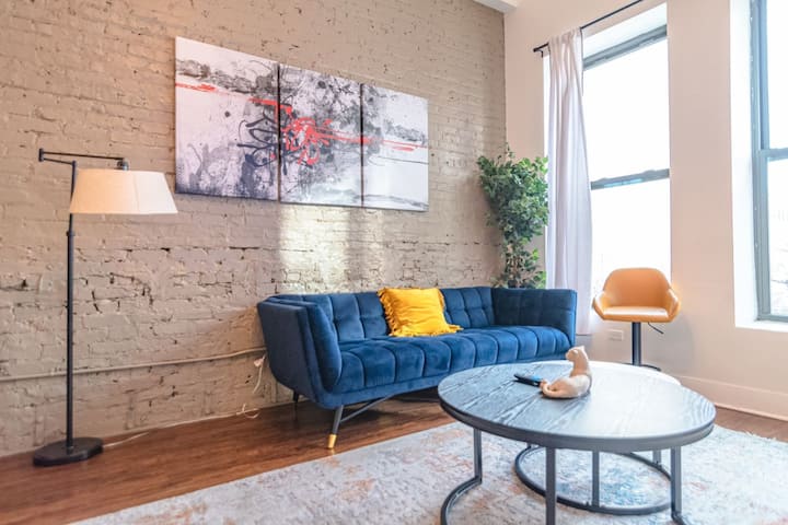 Amplia sala de estar con mucha luz natural y grandes ventanales.