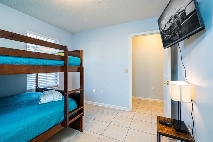 Dhoma e fëmijëve me krevate marinari: Hapësirë plot argëtim me shtroja të gjalla, një televizor me ekran të sheshtë dhe dritë të ndritshme natyrale!