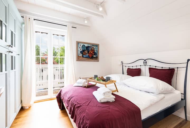 Кревет во спалната соба