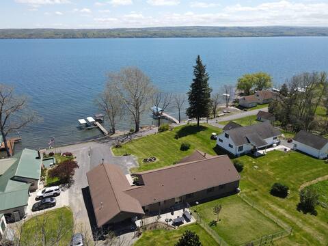 Lakefront/movie theatre/game room/hot tub/3 master