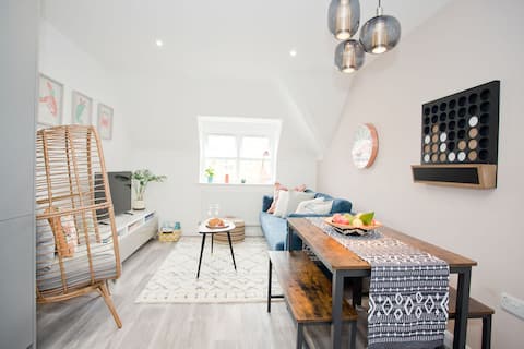 Stylish 2 Bedroom Apt - Parking - Mins to Beach