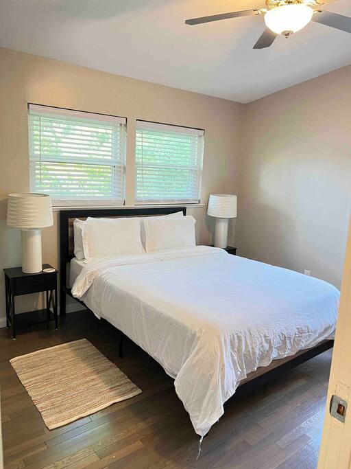 Chambre principale avec lit Queen Size et salle de bain attenante