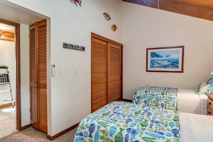 חדר שינה צבעוני עם מצעים רעננים