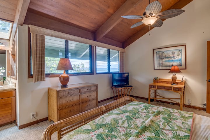 חדר שינה נעים עם זוהר האוקיינוס