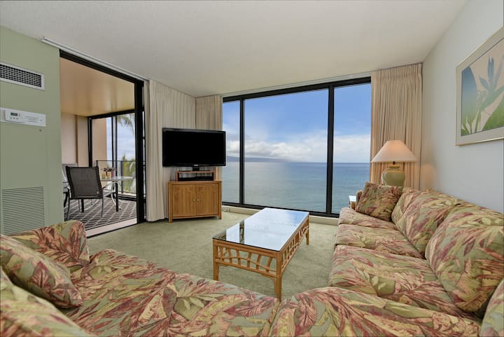 تناول الطعام على شاطئ المحيط مع الأمواج والنخيل خلف السور