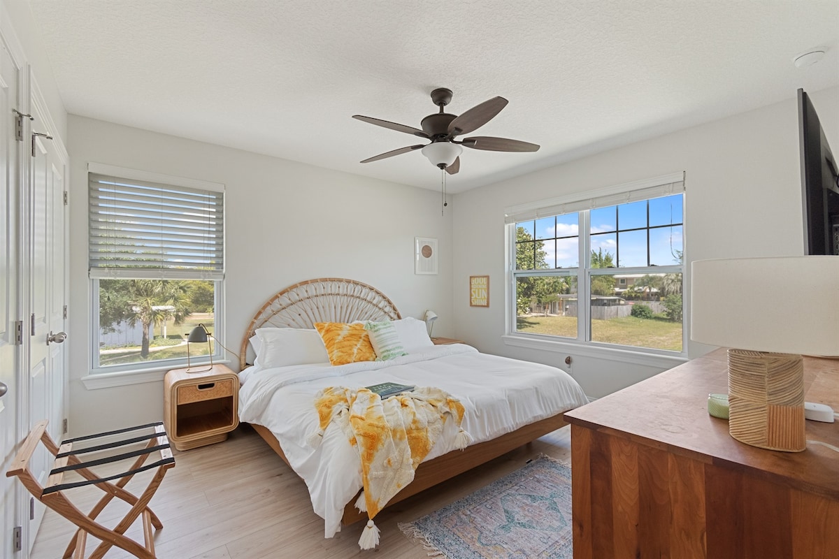 Gostinjska spavaća soba br. 2 ispunjena prirodnim svjetlom