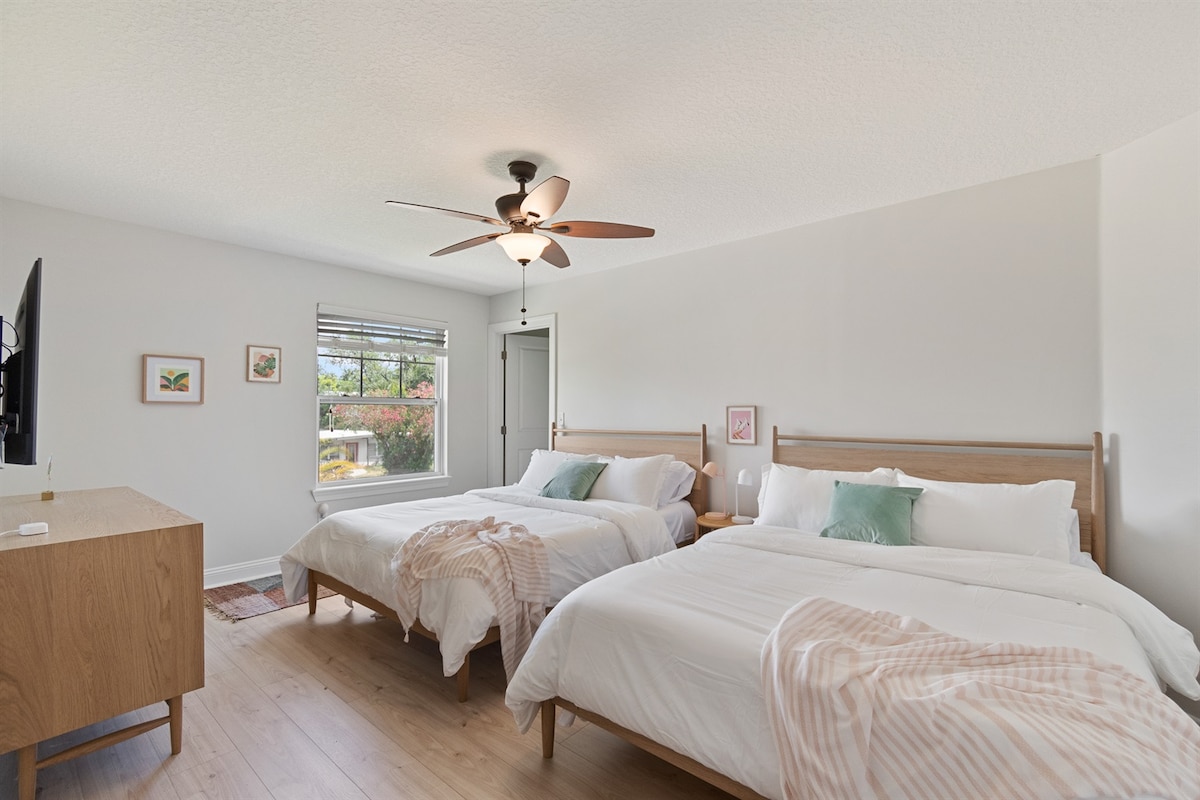  Prostrana spavaća soba za goste s dva bračna kreveta 