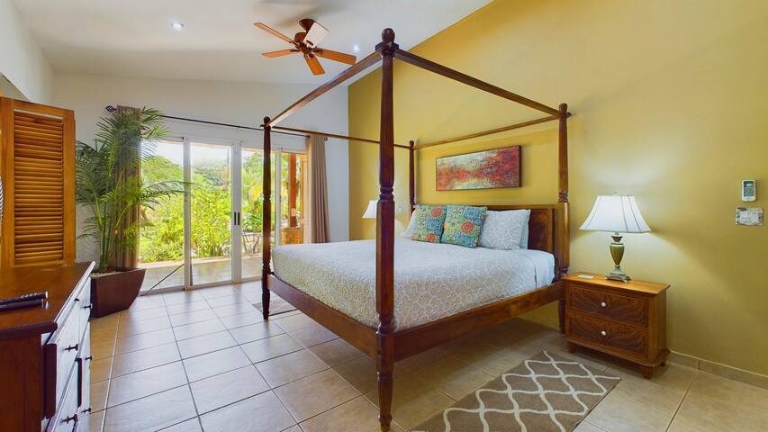 Casa Tropical, Spacious 3 BR Home with Pool