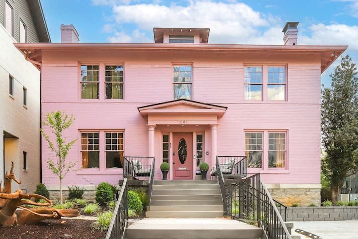 The Pink House w Hot Tub + 1.5Mi to Broadway