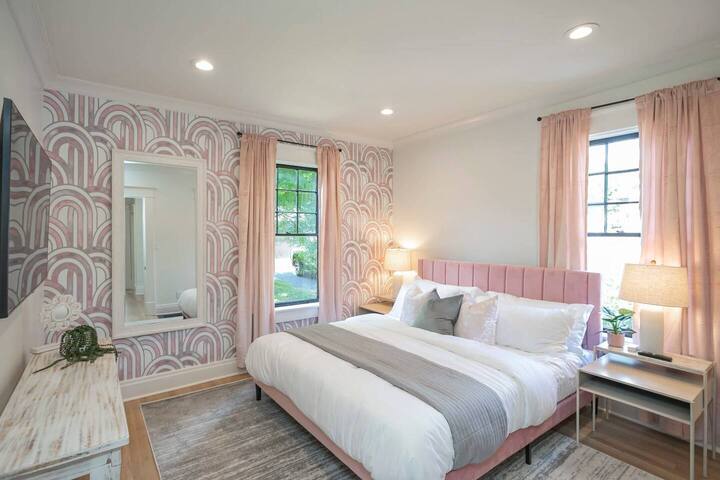 The Pink House w/ Hot Tub | 1.5 Miles to Broadway gallery image 4