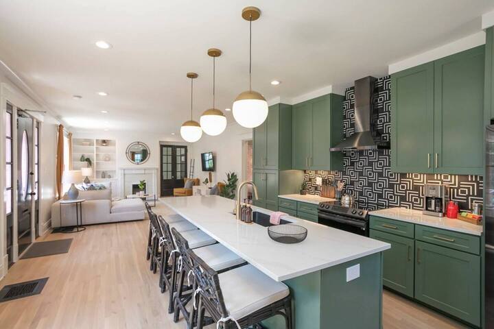 The Pink House w/ Hot Tub | 1.5 Miles to Broadway gallery image 3