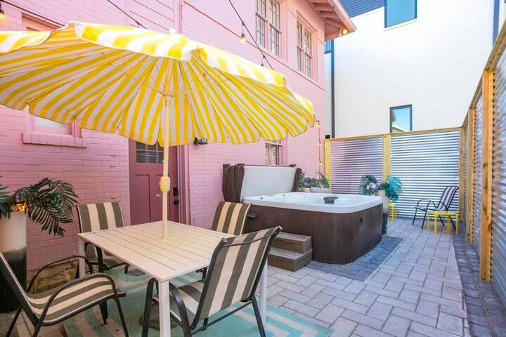 The Pink House w/ Hot Tub | 1.5 Miles to Broadway gallery image 5