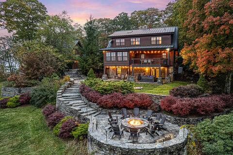 Luxury Lodge w/ Unmatched Long Range Views, Hot Tu