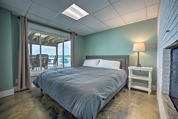 [Spálňa #3 Na prízemí] Manželská posteľ s krásnym výhľadom na jazero.