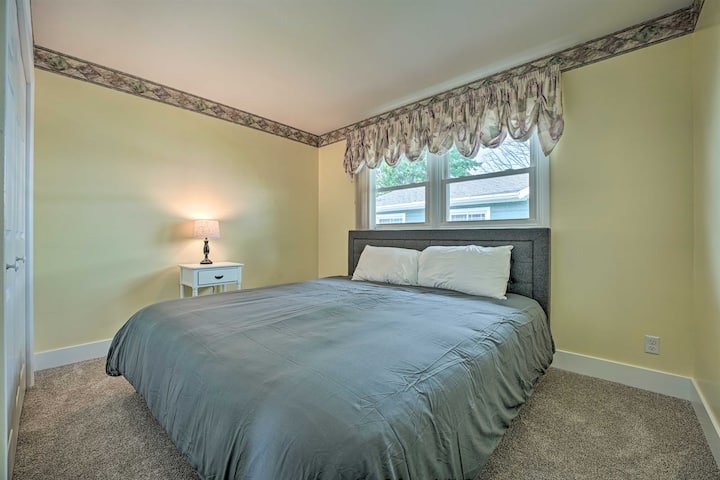 [Spálňa #2 Na poschodí] Manželská posteľ. V skrini máme ďalšie prikrývky.