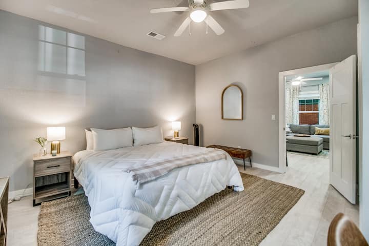 Das Hauptschlafzimmer mit einem Kingsize-Bett verfügt auch über zwei Nachttischkommoden auf jeder Seite des Bettes, die genügend Platz bieten, um Ihre wichtigsten Dinge in Reichweite zu halten.