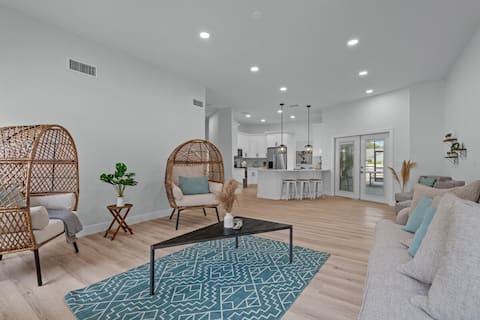 Chic Stylish Pool House 4 King bed new renovated