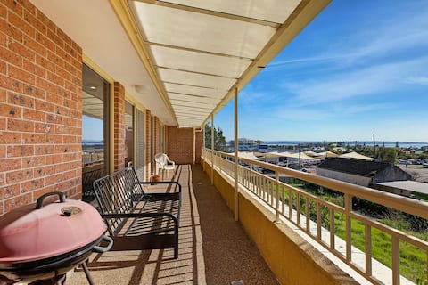 Top performing Airbnb: Taylor Apartment in The Entrance
