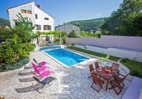 Popular Airbnb listing: Villa Roza- Two-Bedroom Apartment in Rožat