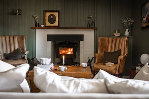 Top Airbnb: Historic Homestead, 5 Mins to Town in Snowy Monaro Regional Council
