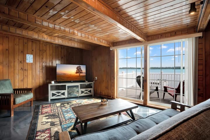 Lakefront Cottages with Hot Tub & Fire Pit