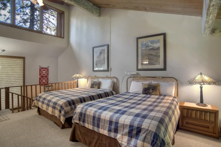 Ლოფტის საძინებელი 2 საწოლით 152 × 203 სმ