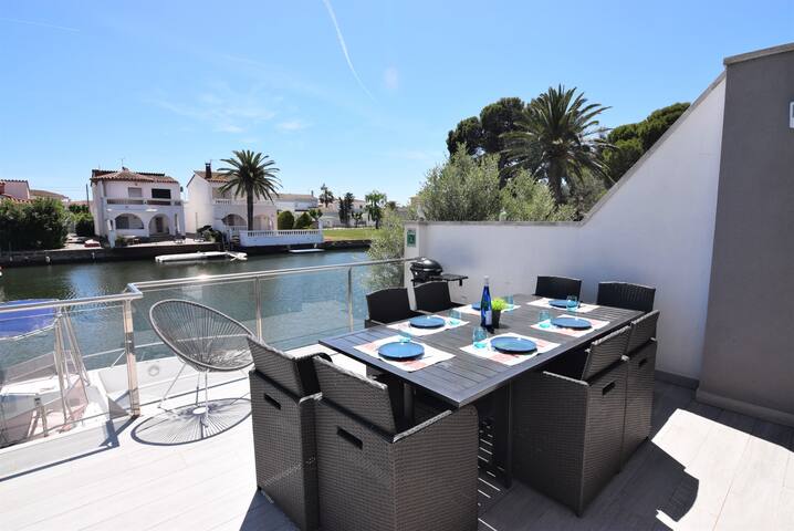 392-Empuriabrava, very up to date house on the can gallery image 2