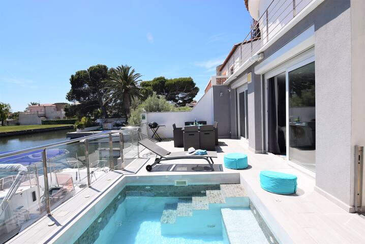 392-Empuriabrava, very up to date house on the can gallery image 3