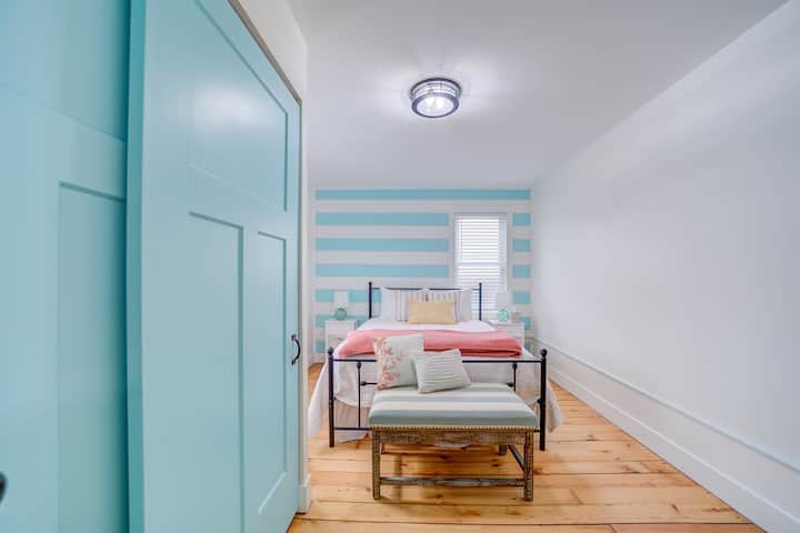 Dormitorio 2: ¡Dormitorio luminoso con cama queen y una decoración encantadora para favorecer la relajación después de un día de aventuras!