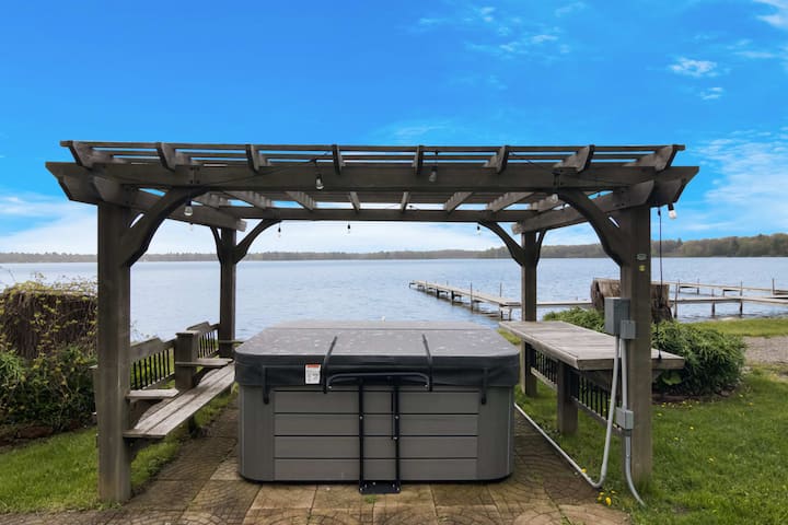 Newly renovated with hot tub and lake