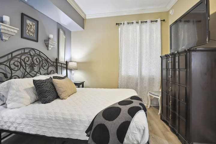 Slaapkamer 2. Queensize bed. Kast. Smart-tv.