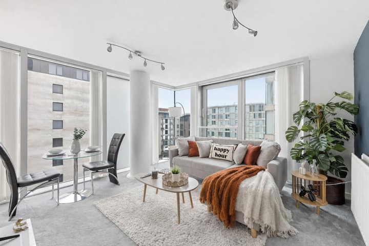 ผ่อนคลายในพื้นที่นั่งเล่นที่น่าดึงดูดใจ พร้อมที่นั่งนุ่มและสมาร์ททีวีขนาด 50 นิ้วพร้อมเน็ตฟลิกซ์ เหมาะสำหรับยามเย็นที่ผ่อนคลายและค่ำคืนที่เกียจคร้าน